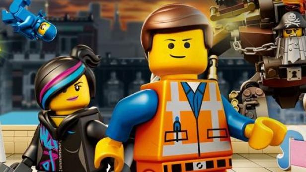 Eine Gruppe von Lego-Figuren, darunter Emmet, Wyldstyle, Vitruvius, Unikitty und Metalbeard, stehen zusammen.