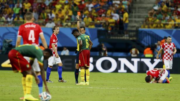 Das Ende: Alexandre Song sieht Rot, weil er Kroatiens Mario Mandzukic (am Boden) in den Rücken geschlagen hat. REUTERS/Murad Sezer