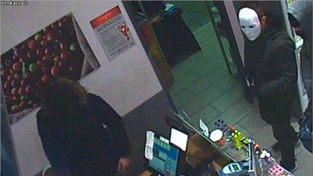 Einer der drei bewaffneten Täter trug beim Überfall eine weiße Maske