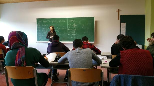 Bis zu 22 Flüchtlinge werden in Mistelbach seit Dezember in einer eigenen Klasse unterrichtet. Bei einem Teil macht sich dies schon bezahlt, doch nicht alle Schüler können den Anweisungen der Lehrer folgen.