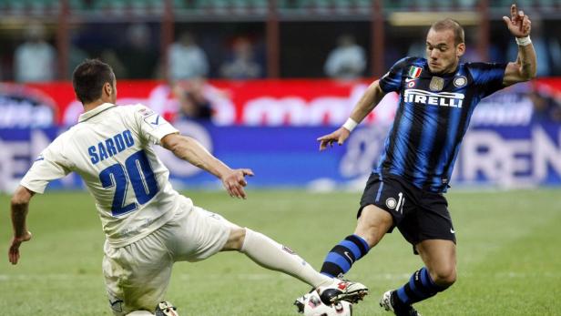 Wesley Sneijder im Duell mit einem Gegenspieler während eines Fußballspiels.