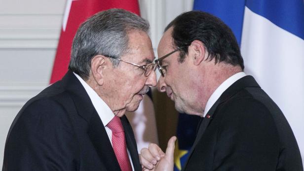 Raul Castro (li.) und Francois Hollande.