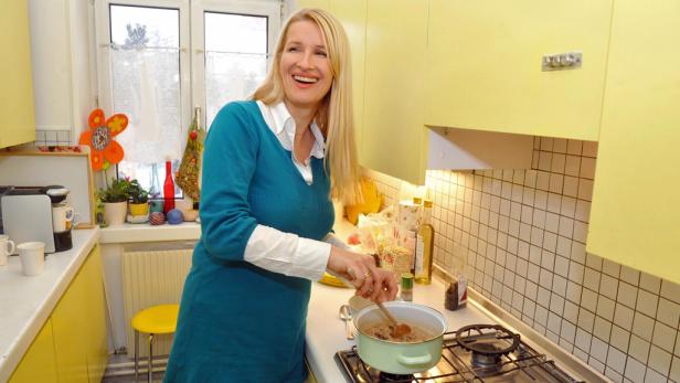 Am Herd: Claudia Stöckl kocht warmes Flockenfrühstück