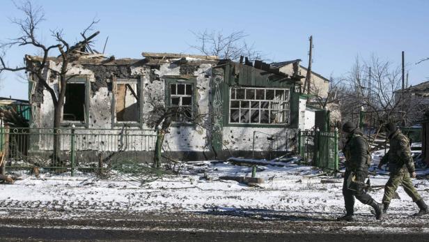Zerstörte Häuser in Donezk: Raketen, die auf die Ukraine abgefeuert wurden, könnten auch aus Russland abgeschossen worden sein, bestätigt nun eine Studie.