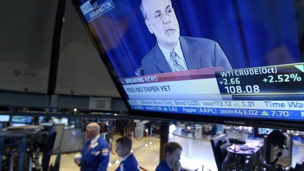 Händler an der New Yorker Börse konnten es kaum glauben: Ben Bernanke lässt die Geldschleusen offen.