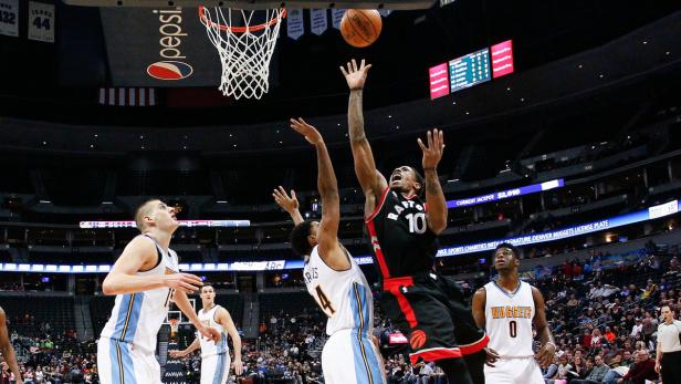 Ein Basketballspieler der Raptors versucht, den Ball in einem Spiel gegen die Denver Nuggets zu werfen.