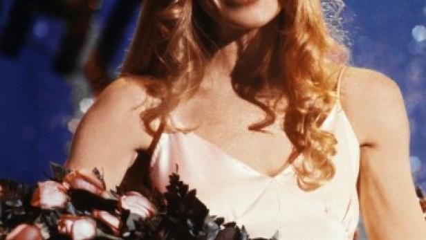 Sissy Spacek als Carrie White mit Krone und Blumenstrauß im Film „Carrie – Des Satans jüngste Tochter“.