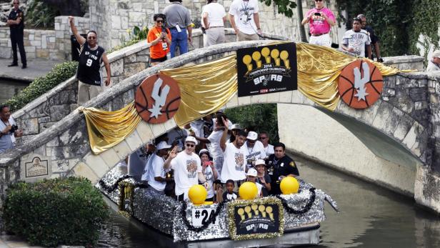 NBA: San Antonio Spurs-Championship Celebration San Antonio waren auch mit einem Boot unterwegs.