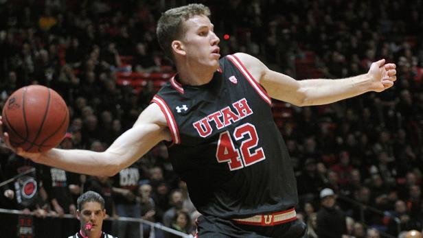 Ein Basketballspieler der Utah Utes mit der Nummer 42 wirft einen Ball.