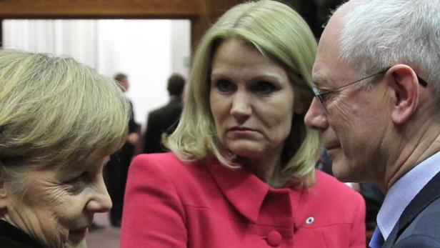 EU leaders attend an European Union leaders summit Helle Thorning-Schmidt (mi.) verlangt, dass sich die EU-Partner - Merkel (re.) und van Rompuy (li.) - zunächst auf inhaltliche Fragen konzentrieren.