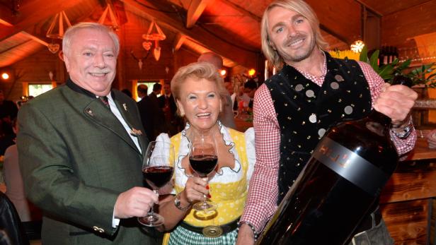 Wein statt Bier: Rosi Schipflinger mit Bürgermeister Häupl und Winzer Leo Hillinger.