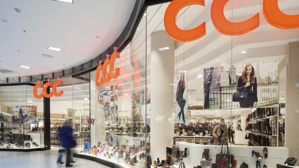 Ein Schaufenster des Schuhgeschäfts CCC in einem Einkaufszentrum.