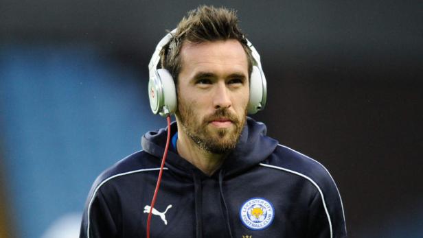 Ein Mann mit Kopfhörern und einem Hoodie des Leicester City Football Club.