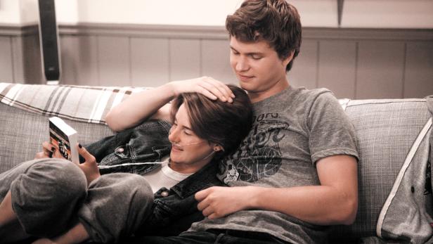 Jetzt im Kino: Das jugendliche Krebspatienten-Liebespaar Hazel Grace Lancaster (Shailene Woodley) und Augustus Waters (Ansel Elgort)