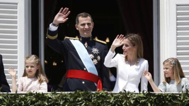 Vom Balkon des Palastes in Madrid winkten das neue Monarchenpaar (M.), seine beiden Töchter sowie Juan Carlos (li.) und die bisherige Königin Sofía (re.) einer großen Menschenmenge zu