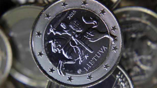 Eine litauische 1-Euro-Münze aus dem Jahr 2015 mit dem Reiter Vytis.