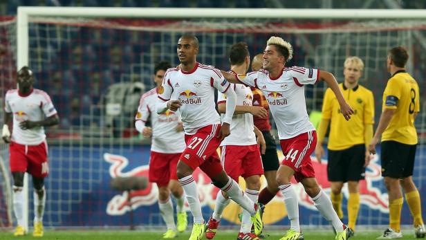 Fußballspieler von RB Leipzig jubeln auf dem Spielfeld.