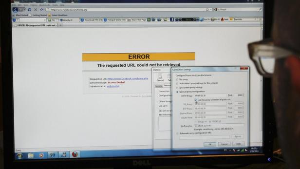 Ein Computerbildschirm zeigt eine Fehlermeldung beim Zugriff auf Facebook und Proxy-Einstellungen.