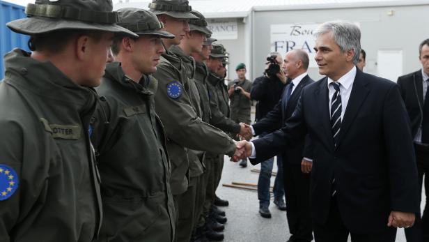 200 Soldaten aus Österreich nehmen an der EU-Mission in Bosnien teil: Kanzler Faymann und Verteidigungsminister Klug besuchten die Truppe.