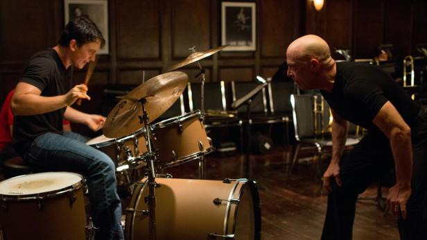 Mitreißendes Duell: J. K. Simmons (re.) als  Jazz-Dozent Fletcher, der seinem Schüler Andrew (Miles Teller) das Leben zur Hölle macht.