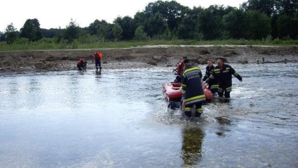 Boot in der Ybbs gekentert , Bei Winklarn Amstette… Feuerwehrleute retteten vier Personen aus Notlage in der Ybbs.