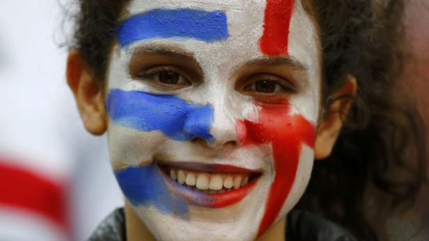 Uruguay trifft England - auch im Gesicht dieser jungen Frau.