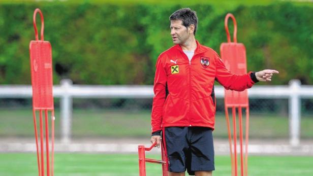 FUSSBALL U19 EM: TRAINING Andreas Heraf beim Training.