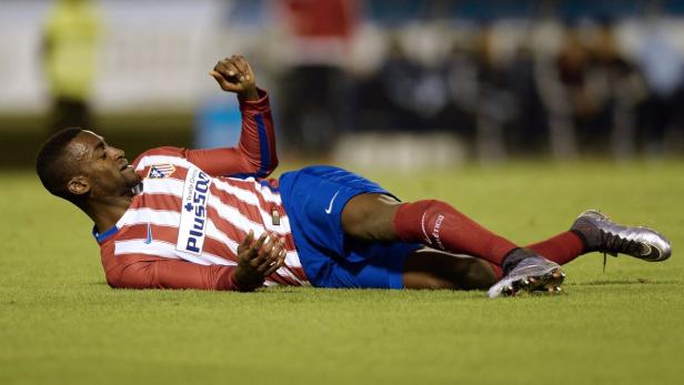 Ein Fußballspieler liegt auf dem Rasen.