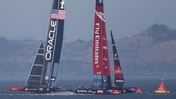 Oracle Team USA races against Emirates Team New Ze
