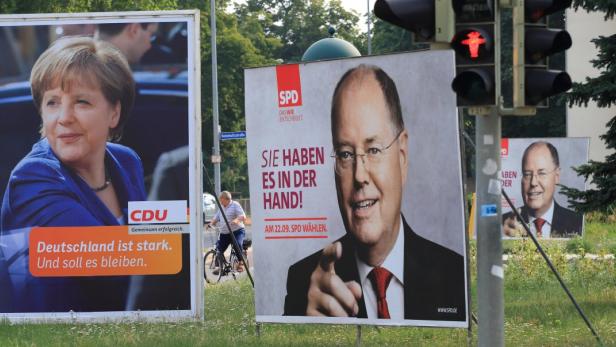 Wahlplakate der Bundeskanzlerin Angela Merkel (CDU,l) und des SPD-Kanzlerkandidaten Peer Steinbrück