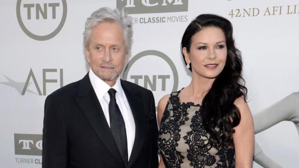 Actor Michael Douglas and actress Catherine Zeta-J Hollywood-Star Michael Douglas glaubt, dass ihm die kurzzeitige Trennung von Catherine Zeta-Jones gut getan habe. Er konnte sich dadurch mehr auf seine Familie und seine Frau rückbesinnen.