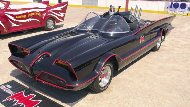 Der schwarze Batmobil-Klassiker mit roten Akzenten und Doppelsitzkuppel.