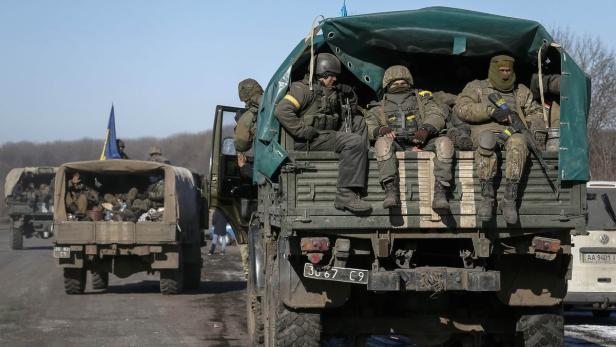Ukrainische Einheiten ziehen aus Debaltsewe ab – ob der Friedensplan noch gilt, ist ungewiss.