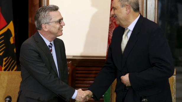 Handshake zwischen de Maizière und dem afghanischen Innenminister