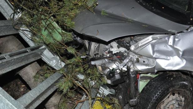 Auto blieb in Kreisverkehr stecken