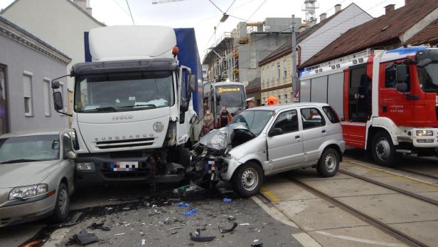 Ein Verkehrsunfall zwischen einem LKW, einem PKW und einem Feuerwehrauto in Wien.