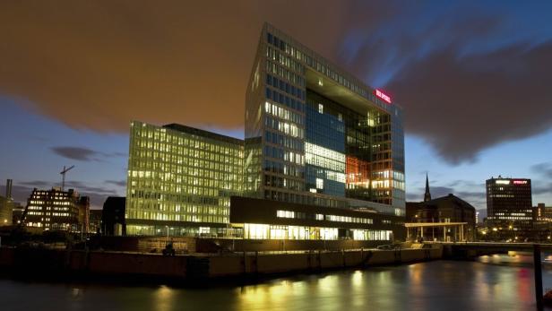 The new building housing German weekly news magazine &quot;Der Spiegel&quot; is seen in the evening in Hamburg&#039;s new district &quot;Hafencity&quot; (Harbor City) September 13, 2011. Employees of &quot;Der Spiegel&quot;, &quot;SpiegelOnline&quot; and &quot;Manager Magazin&quot; and &quot;SpiegelTV&quot; will remove into the building this month. The old buildings of &quot;SpiegelTV&quot; and &quot;Manager Magazin&quot; are seen on the right. REUTERS/Fabian Bimmer (GERMANY - Tags: MEDIA BUSINESS)