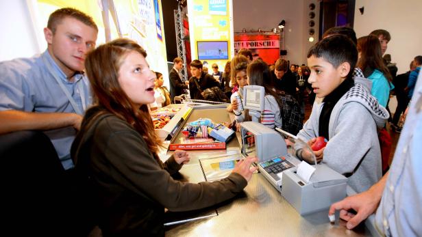 Jugendliche, Jobsuche, Lehre, Messe im MAK, Tag der Lehre, Handel, Verkauf, Mädchen an der Kassa