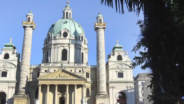 Die Karlskirche in Wien mit ihrer markanten Kuppel und den flankierenden Säulen.