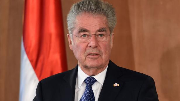 Alexander Van der Bellen, der österreichische Bundespräsident, vor einer rot-weiß-roten Flagge.