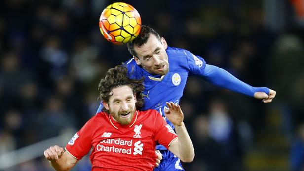 Zwei Fußballspieler kämpfen um einen Kopfball.