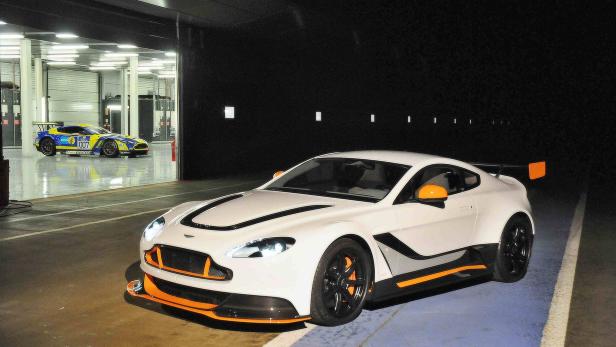 Aston Martin Vantage GT3 und die blaue Stunde in Silverstone