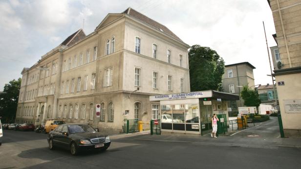 Das Kaiserin Elisabeth Spital der Stadt Wien mit einer Frau am Eingang.