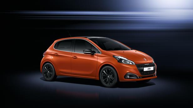 Ein orangefarbener Peugeot 208 vor einem dunklen Hintergrund.