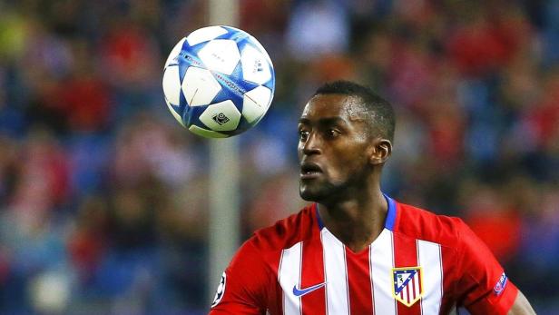 Ein Fußballspieler köpft einen Ball während eines Spiels.