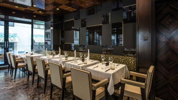 Ein elegant gedeckter Tisch in einem gehobenen Restaurant.