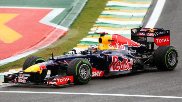 Ein Formel-1-Rennwagen von Red Bull auf einer Rennstrecke.