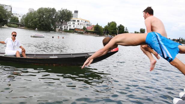 Bademeisterin Dragica im Gänsehäufel. Am Alte-Donau-Strand patrouilliert immer einer der Bademeister in einer Zille.