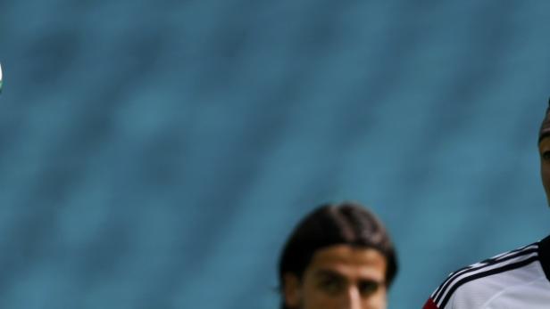 Germany's Boateng and Khedira watch the ball durin Boateng: "Ich denke, dass die guten deutschen Züge bei mir zu finden sind, aber auch ein Tick afrikanischer Dinge."