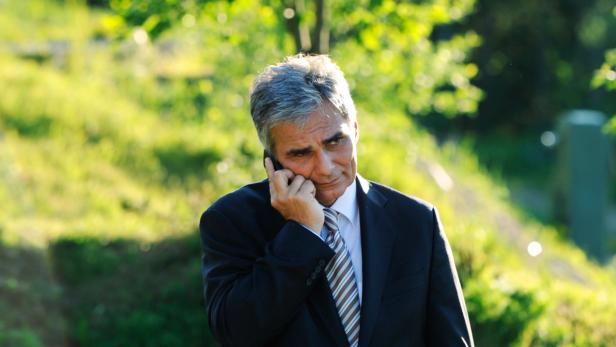 Hektische Telefon-Diplomatie: Kanzler Werner Faymann am Balkan.